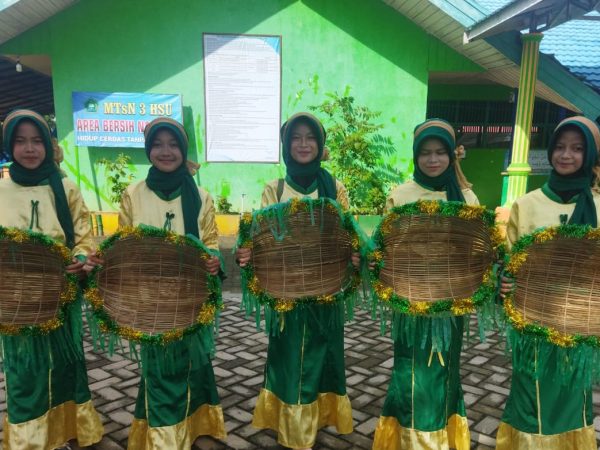 Lomba Tari Kreasi Di SMK Babirik