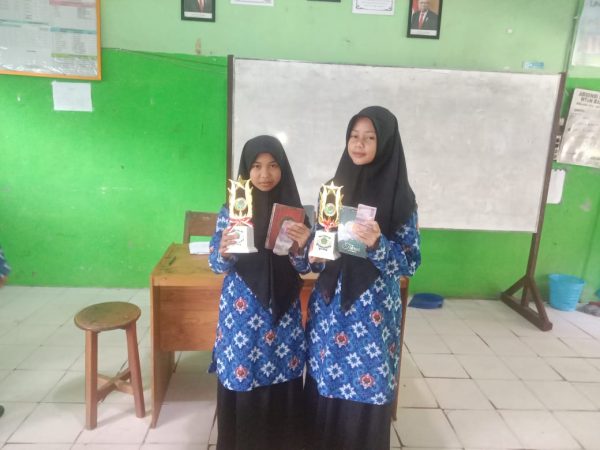 Prestasi Mengagumkan Norsa'adah dan Melina Sari dari Kelas 7D Prestasi Mengagumkan Norsa'adah dan Melina Sari dari Kelas 7D