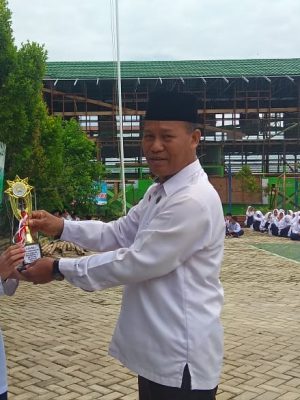 Kamad MTsN 3 HSU Serahkan Piagam Penghargaan Tari Kreasi & Fashion Show