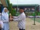 Kamad MTsN 3 HSU Serahkan Piagam Penghargaan Tari Kreasi & Fashion Show