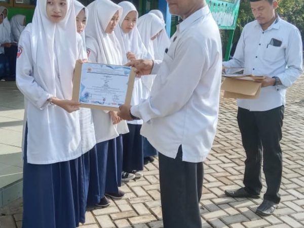 Apresiasi Kepala Sekolah untuk Siswi-siswi MTsN 3 HSU dalam Physics Competition 2024 Apresiasi Kepala Sekolah untuk Siswi-siswi MTsN 3 HSU dalam Physics Competition 2024