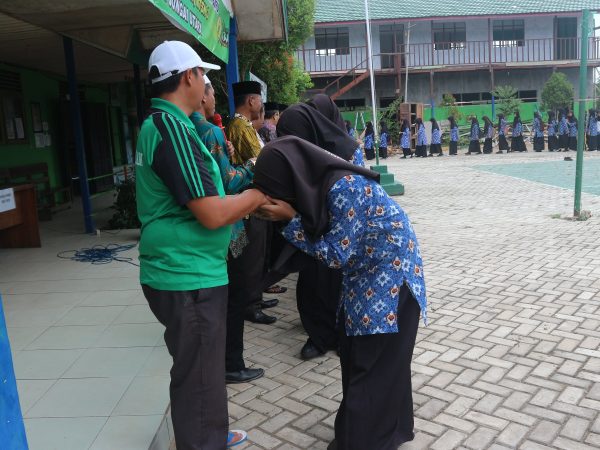 Memperkuat Persaudaraan: Guru dan Siswa MTsN 3 HSU Saling Meminta Maaf dalam Halal bi Halal Memperkuat Persaudaraan: Guru dan Siswa MTsN 3 HSU Saling Meminta Maaf dalam Halal bi Halal