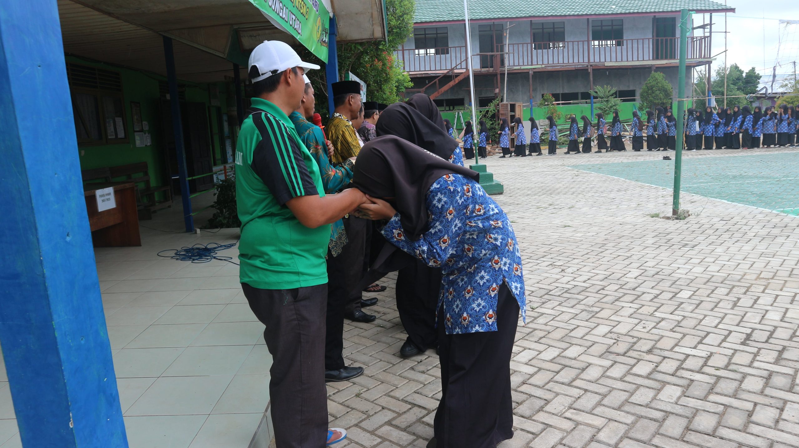 Memperkuat Persaudaraan: Guru dan Siswa MTsN 3 HSU Saling Meminta Maaf dalam Halal bi Halal Memperkuat Persaudaraan: Guru dan Siswa MTsN 3 HSU Saling Meminta Maaf dalam Halal bi Halal