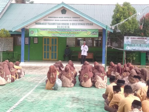 Penceramah mengingatkan siswa membiasakan diri untuk memulai setiap kegiatan dengan membaca basmallah dan memperbanyak membaca Al-Qur'an di bulan Ramadan Penceramah mengingatkan siswa membiasakan diri untuk memulai setiap kegiatan dengan membaca basmallah dan memperbanyak membaca Al-Qur'an di bulan Ramadan