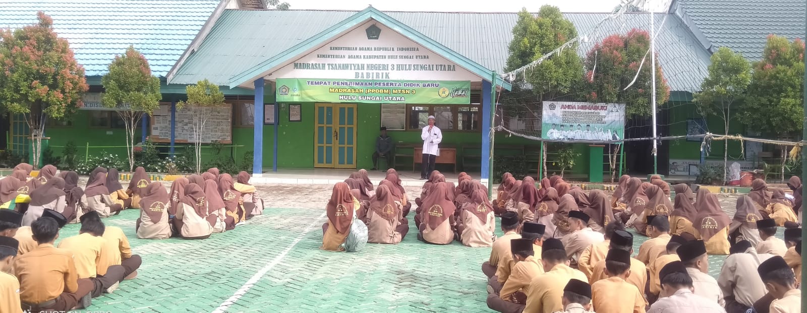 Penceramah mengingatkan siswa membiasakan diri untuk memulai setiap kegiatan dengan membaca basmallah dan memperbanyak membaca Al-Qur'an di bulan Ramadan Penceramah mengingatkan siswa membiasakan diri untuk memulai setiap kegiatan dengan membaca basmallah dan memperbanyak membaca Al-Qur'an di bulan Ramadan
