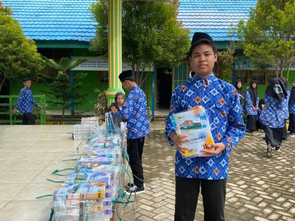 MTsN 3 HSU Bagikan Buku Paket Pembelajaran Upaya Untuk Meningkatkan Pendidikan