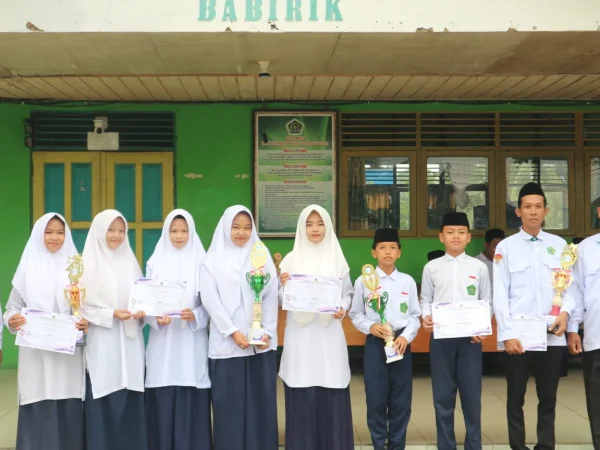 MTsN 3 HSU Serahkan Piala Sebagai Apresiasi dan Motivasi Siswa Berprestasi di HAB Kemenag ke-79