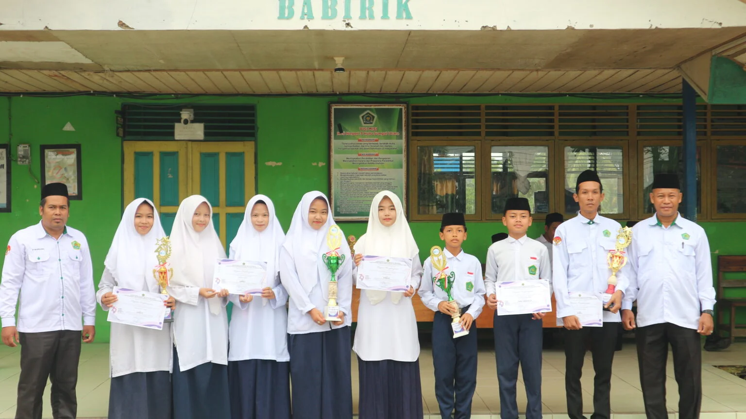 MTsN 3 HSU Serahkan Piala Sebagai Apresiasi dan Motivasi Siswa Berprestasi di HAB Kemenag ke-79 MTsN 3 HSU Serahkan Piala Sebagai Apresiasi dan Motivasi Siswa Berprestasi di HAB Kemenag ke-79
