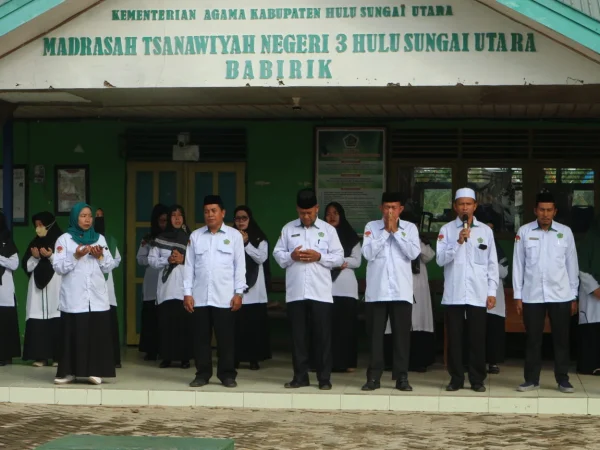 Melalui Amanat Upacara Pembina MTsN 3 HSU Tekankan Sholat sebagai Kunci Kesuksesan