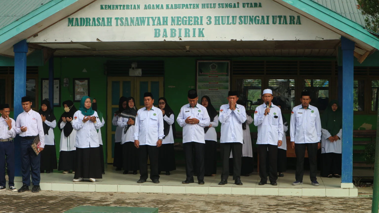 Melalui Amanat Upacara Pembina MTsN 3 HSU Tekankan Sholat sebagai Kunci Kesuksesan Melalui Amanat Upacara Pembina MTsN 3 HSU Tekankan Sholat sebagai Kunci Kesuksesan