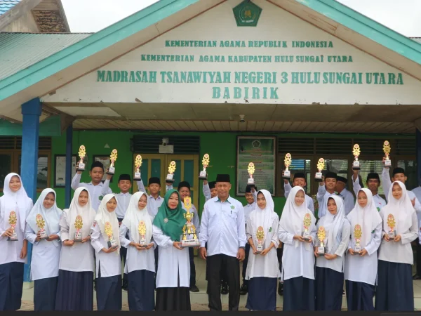 Kamad MTsN 3 HSU Serahkan Piala Juara Umum Perkemahan Giat Prestasi IV Penggalang Kecamatan Babirik