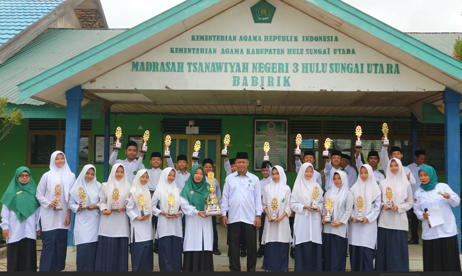 Kamad MTsN 3 HSU Serahkan Piala Juara Umum Perkemahan Giat Prestasi IV Penggalang Kecamatan Babirik Kamad MTsN 3 HSU Serahkan Piala Juara Umum Perkemahan Giat Prestasi IV Penggalang Kecamatan Babirik