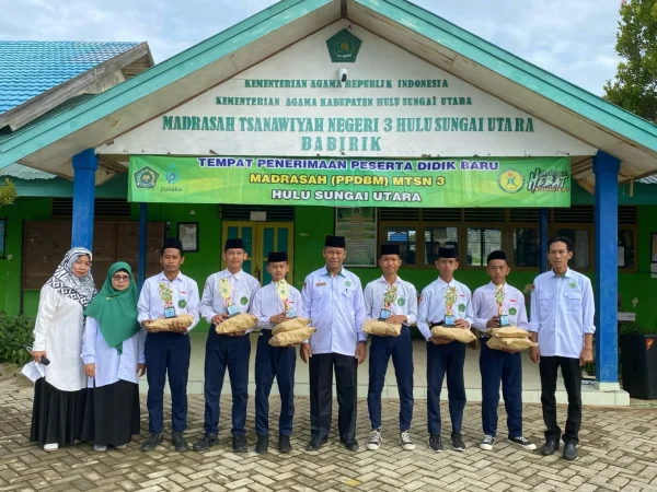 Kamad MTsN 3 HSU Apresiasi Prestasi Siswa, Piala Classmeeting Diserahkan Kamad MTsN 3 HSU Apresiasi Prestasi Siswa, Piala Classmeeting Diserahkan