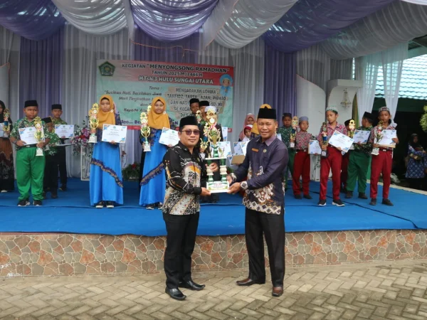 MTsN 3 HSU Akhiri Lomba Menyongsong Ramadhan dengan Pembagian Piala MTsN 3 HSU Akhiri Lomba Menyongsong Ramadhan dengan Pembagian Piala