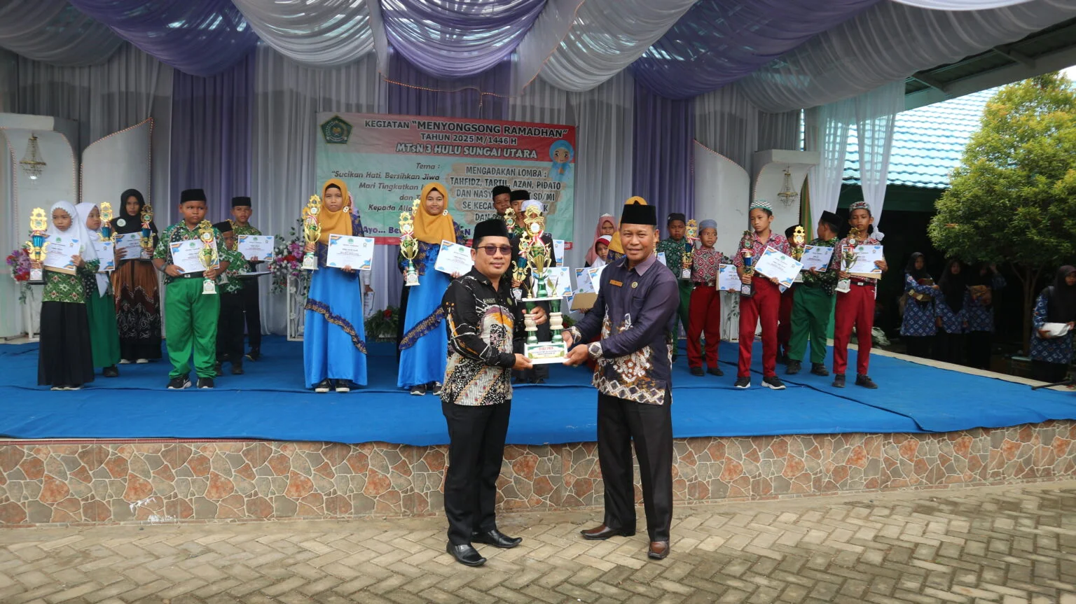 MTsN 3 HSU Akhiri Lomba Menyongsong Ramadhan dengan Pembagian Piala MTsN 3 HSU Akhiri Lomba Menyongsong Ramadhan dengan Pembagian Piala