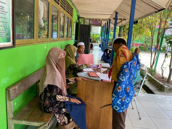 Calon Peserta Didik Baru MTsN 3 HSU Antusias Serahkan Berkas Pendaftaran Calon Peserta Didik Baru MTsN 3 HSU Antusias Serahkan Berkas Pendaftaran