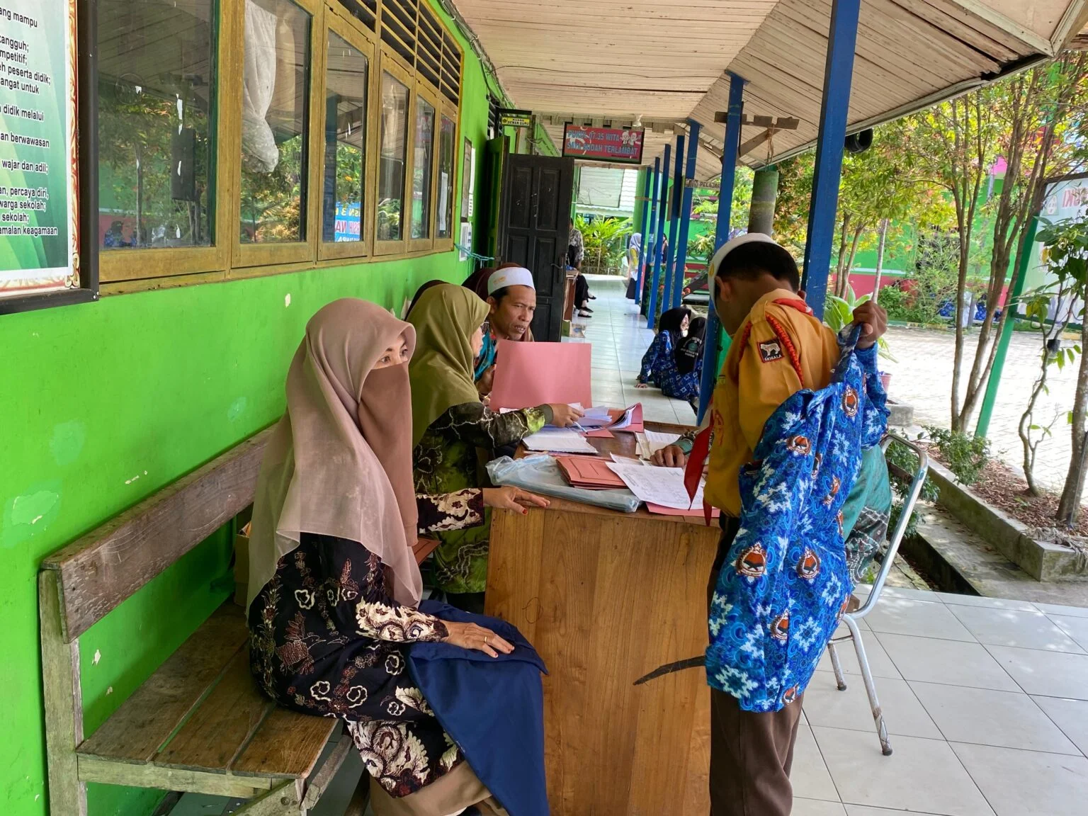 Calon Peserta Didik Baru MTsN 3 HSU Antusias Serahkan Berkas Pendaftaran Calon Peserta Didik Baru MTsN 3 HSU Antusias Serahkan Berkas Pendaftaran