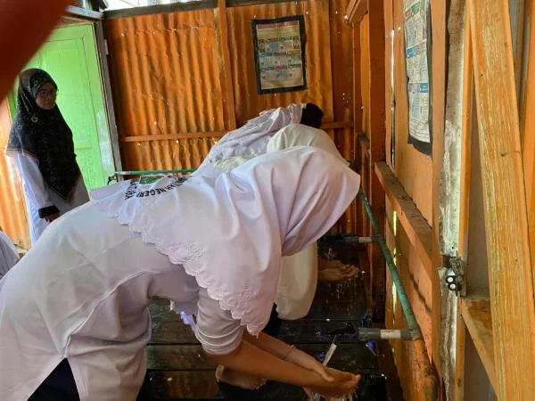 Isi Kegiatan Ramadhan, Siswa MTsN 3 HSU Lakukan Praktik Wudhu Isi Kegiatan Ramadhan, Siswa MTsN 3 HSU Lakukan Praktik Wudhu