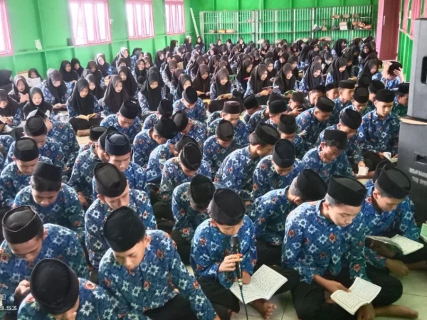 Kegiatan Keagamaan di MTsN 3 HSU Terus Berlangsung pada Hari ke-19 Ramadan 1446 H Kegiatan Keagamaan di MTsN 3 HSU Terus Berlangsung pada Hari ke-19 Ramadan 1446 H