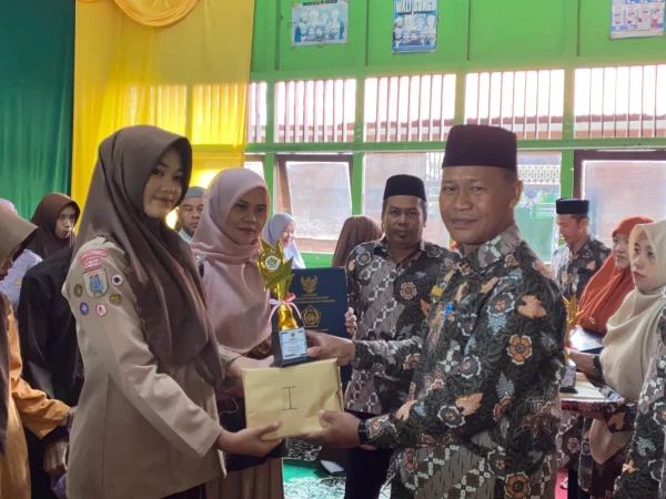 Mengakhiri Tahun Pelajaran 2024/2025, MTsN 3 HSU Menggelar Acara Kenaikan Kelas Sekaligus Pembagian Rapor Kelas VII Dan VIII Mengakhiri Tahun Pelajaran 2024/2025, MTsN 3 HSU Menggelar Acara Kenaikan Kelas Sekaligus Pembagian Rapor Kelas VII Dan VIII