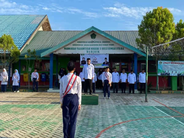 Pembina Upacara : Janji Siswa Bukan Sekadar Ucapan, Tapi Harus Diamalkan di Madrasah Pembina Upacara : Janji Siswa Bukan Sekadar Ucapan, Tapi Harus Diamalkan di Madrasah