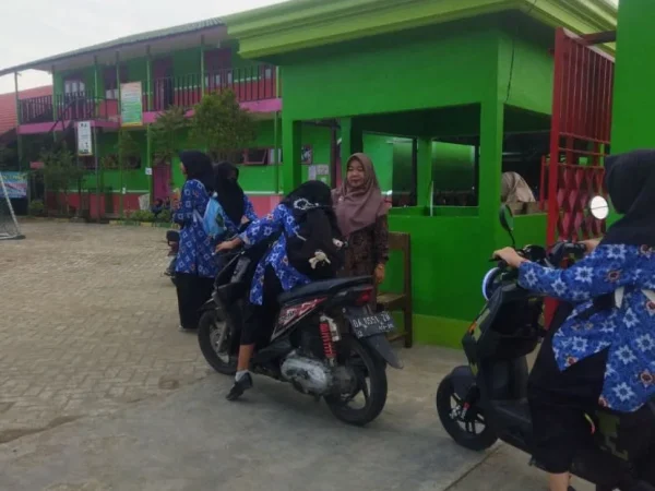 MTsN 3 HSU Terapkan Program Sambut Siswa Setiap Pagi di Gerbang
