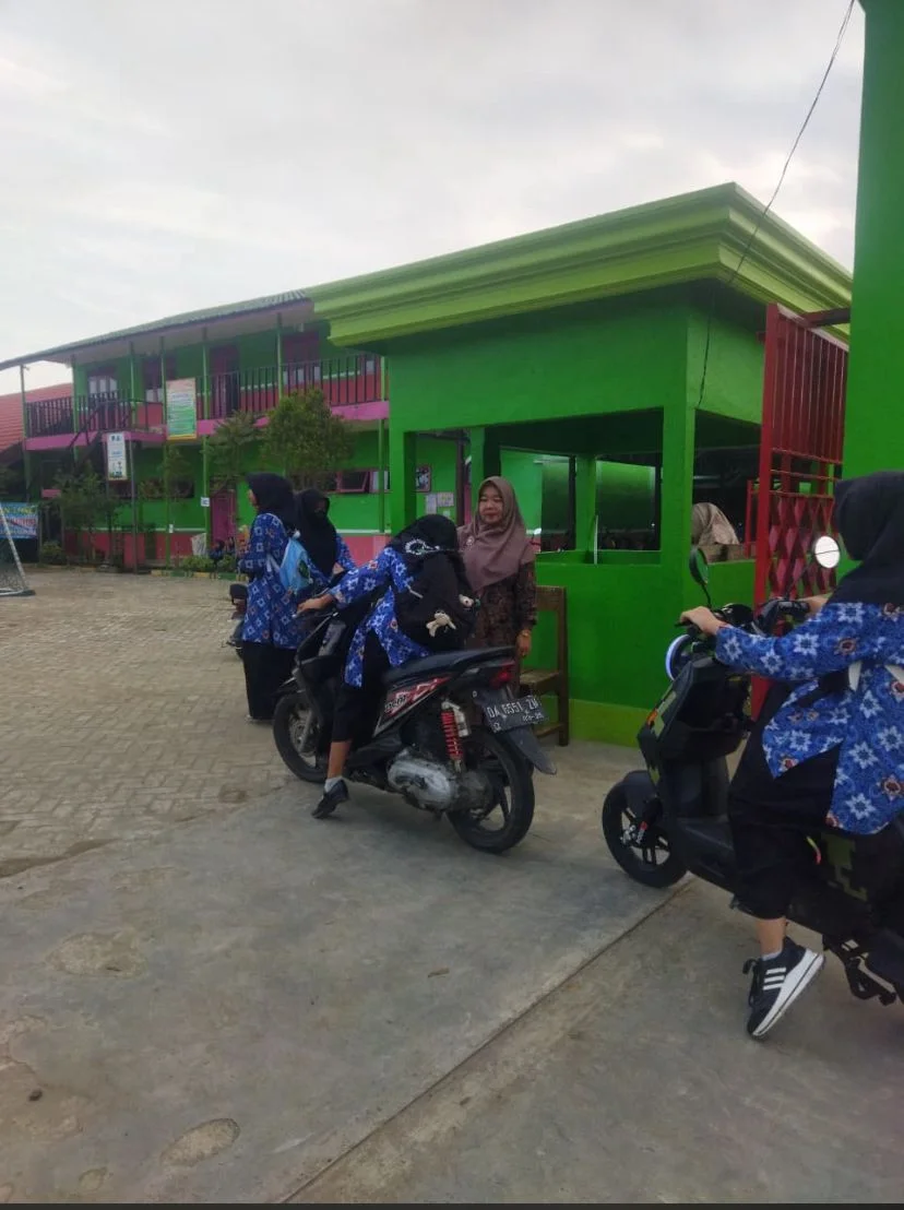 MTsN 3 HSU Terapkan Program Sambut Siswa Setiap Pagi di Gerbang MTsN 3 HSU Terapkan Program Sambut Siswa Setiap Pagi di Gerbang