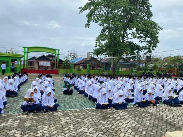 Semarak Hari Jadi ke-75 Kalsel, MTsN 3 HSU Khatamkan Al-Qur’an Bersama Semarak Hari Jadi ke-75 Kalsel, MTsN 3 HSU Khatamkan Al-Qur’an Bersama