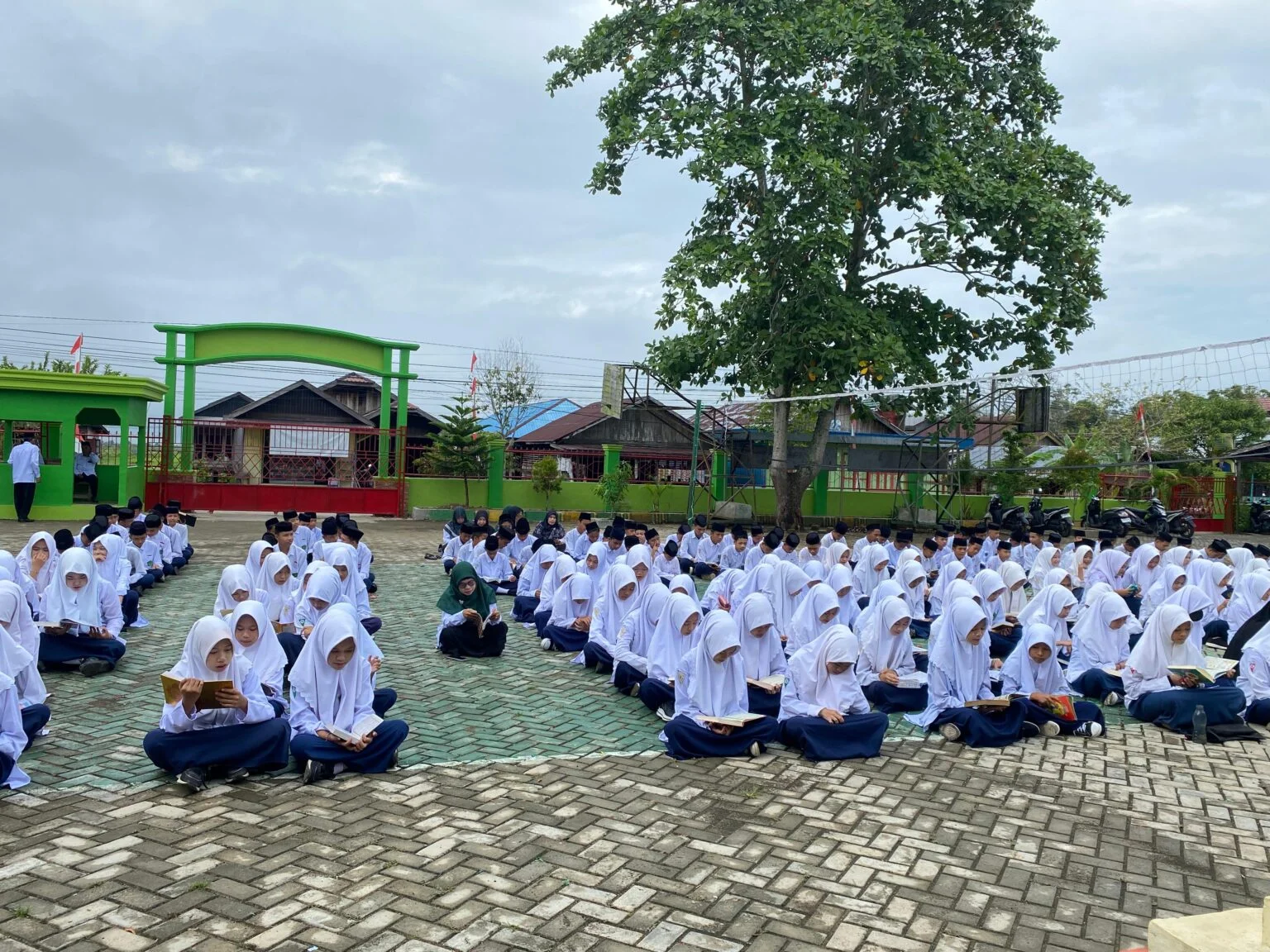 Semarak Hari Jadi ke-75 Kalsel, MTsN 3 HSU Khatamkan Al-Qur’an Bersama Semarak Hari Jadi ke-75 Kalsel, MTsN 3 HSU Khatamkan Al-Qur’an Bersama