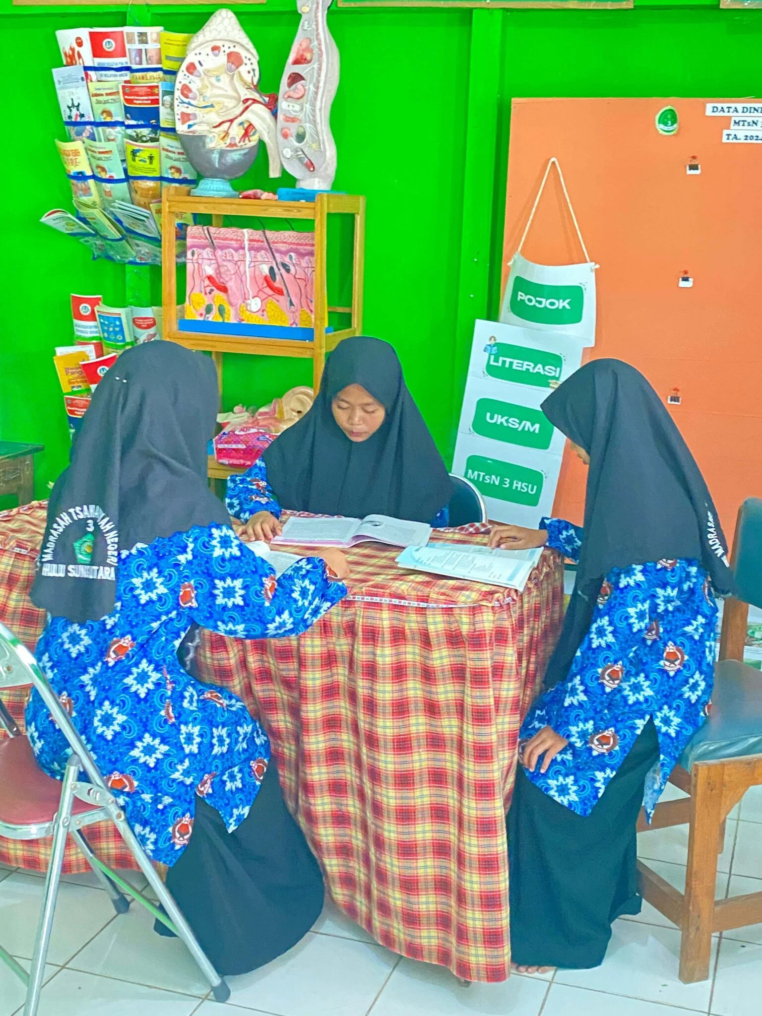 Pojok Literasi UKS/M MTsN 3 HSU Hadirkan Bacaan Sehat dan Edukatif untuk Siswa