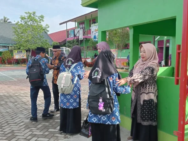Tradisi Salam Pagi di MTsN 3 HSU, Bentuk Karakter Sopan Santun dan Kedekatan Guru-Siswa